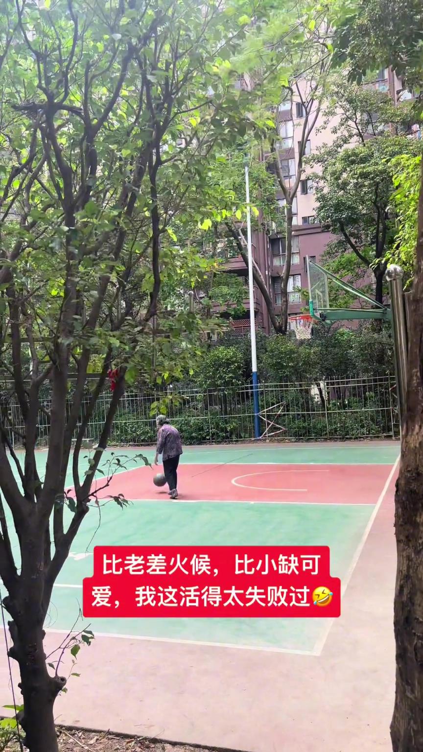 這阿婆單手一投一個(gè)準(zhǔn)，姜還是老的辣