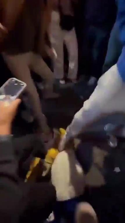 驚！尼克斯大勝步行者后，哈利伯頓遭主場(chǎng)球迷群毆