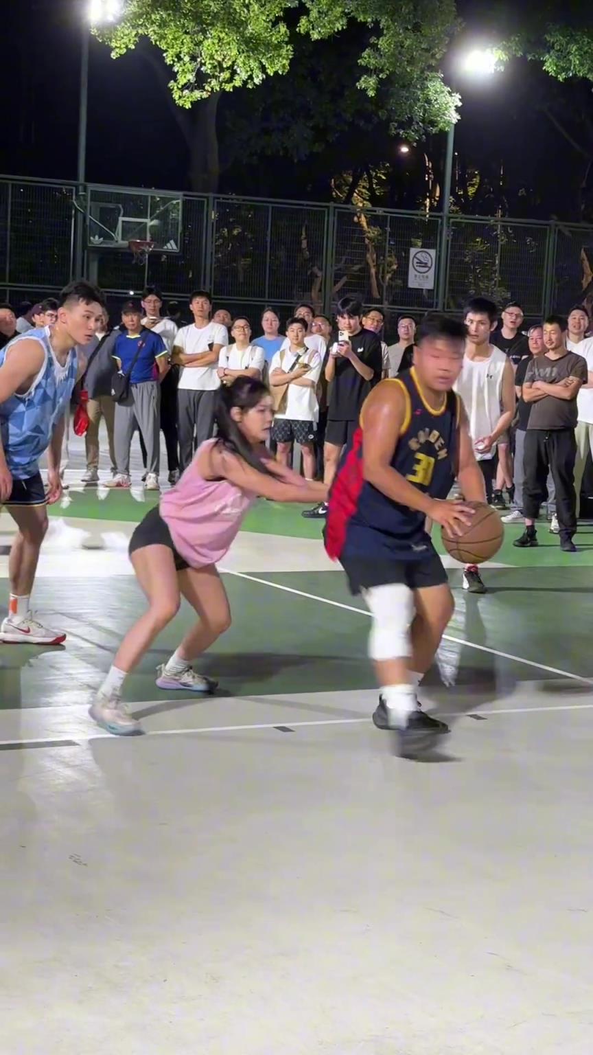 這哥們看見防自己的是女生，一個勁背打，球也不傳了